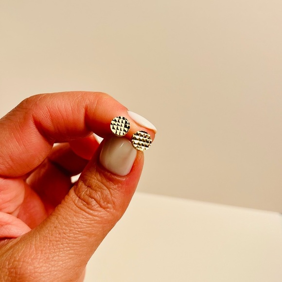 Beautiful round stud earrings - Picture 4 of 4